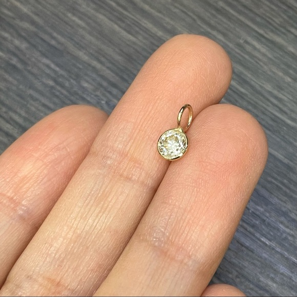 .30CT Brilliant Cut Diamond Pendant in solid 14k Yellow Gold - Picture 4 of 4